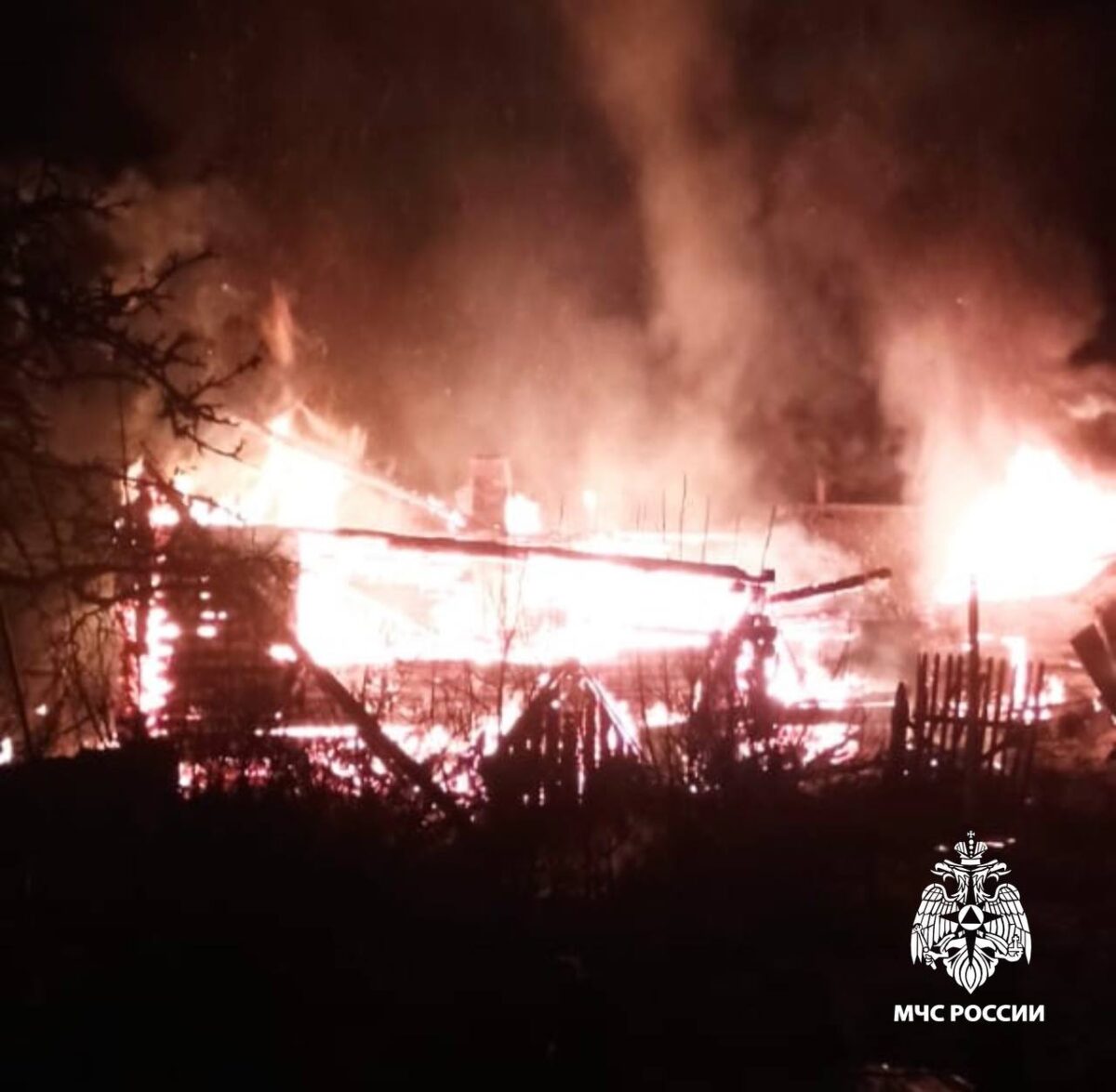 В пожаре в Тверской области погибли три человека