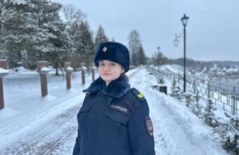 В Тверской области сотрудница полиции помогла мужчине, который попал под машину на ее глазах В Тверской области сотрудница полиции помогла мужчине, который попал под машину на ее глазах