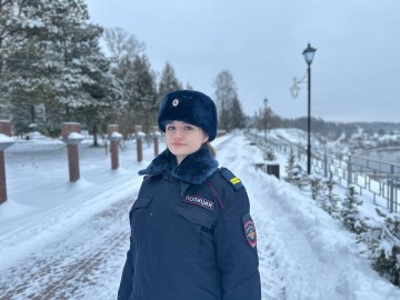 В Тверской области сотрудница полиции помогла мужчине, который попал под машину на ее глазах