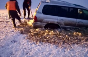 В Тверской области автомобиль ушел под лед на реке Сыроверка