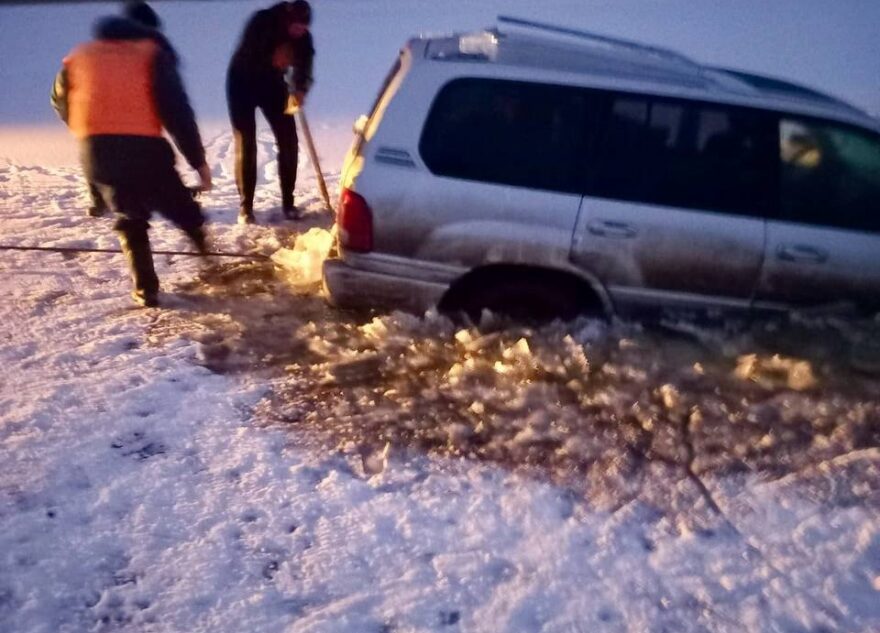 В Тверской области автомобиль ушел под лед на реке Сыроверка