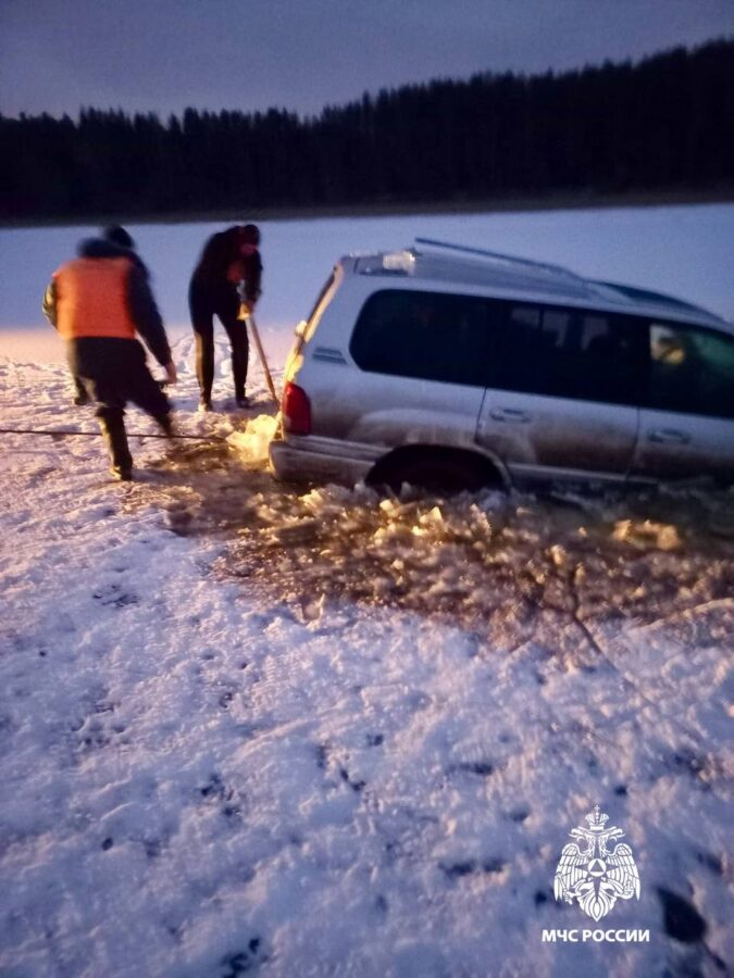 В Тверской области автомобиль ушел под лед на реке Сыроверка