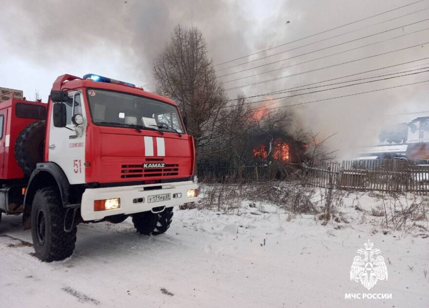 В Тверской области несколько часов тушили жилой дом