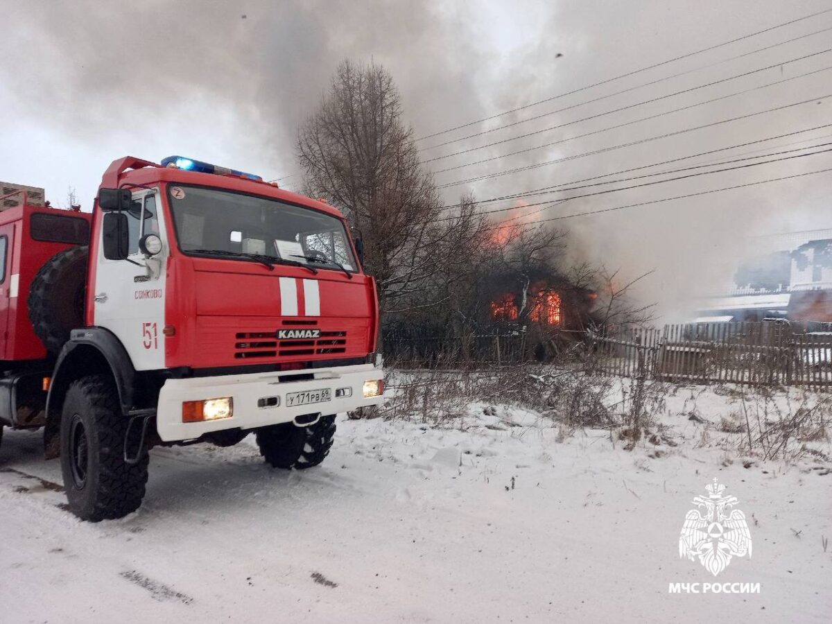 В Тверской области несколько часов тушили жилой дом