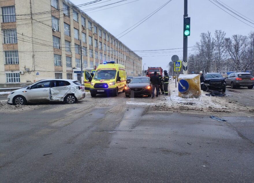В Твери под эстакадой произошло массовое ДТП