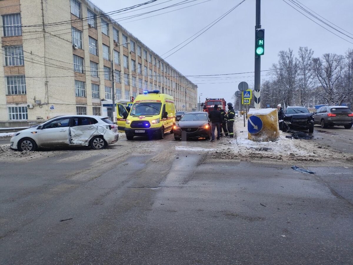 В Твери под эстакадой произошло массовое ДТП