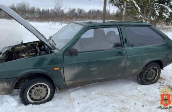 На трассе в Тверской области остановили машину с чужими номерами