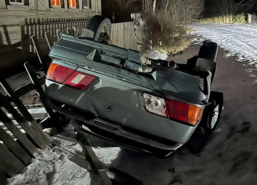 В Тверской области машина перевернулась рядом с домом