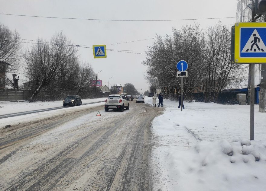 В Твери женщина на Опеле сбила двух пьяных пешеходов