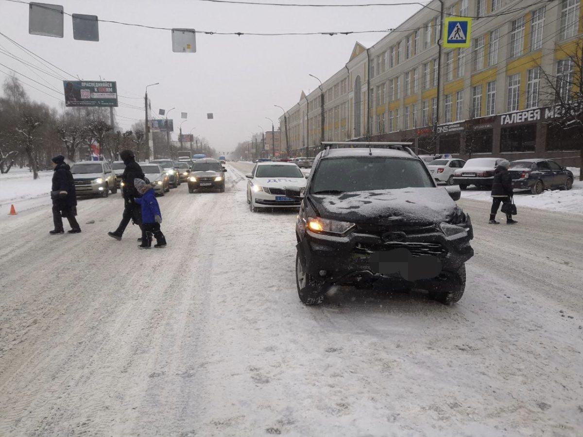 В Твери на проспекте Победы пенсионер на Ниве устроил аварию