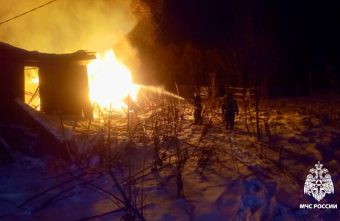 В Тверской области поздно вечером несколько часов тушили пожар В Тверской области поздно вечером несколько часов тушили пожар