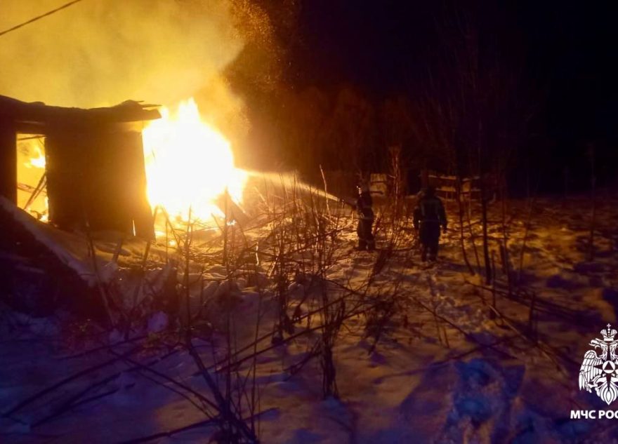В Тверской области поздно вечером несколько часов тушили пожар В Тверской области поздно вечером несколько часов тушили пожар