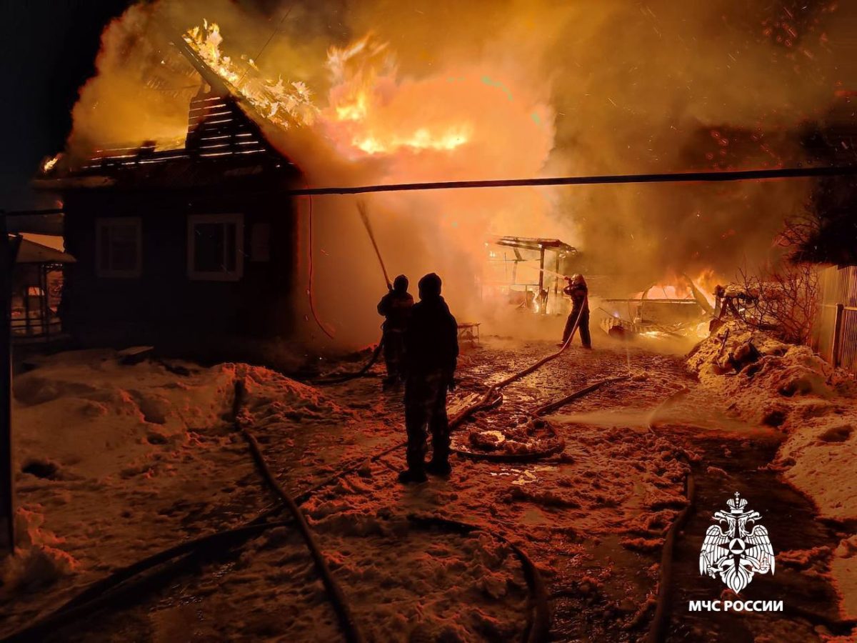 В Тверской области при возгорании гаража сгорели иномарка и жилой дом