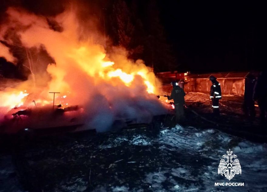 В Тверской области полночи тушили пожар в жилом доме