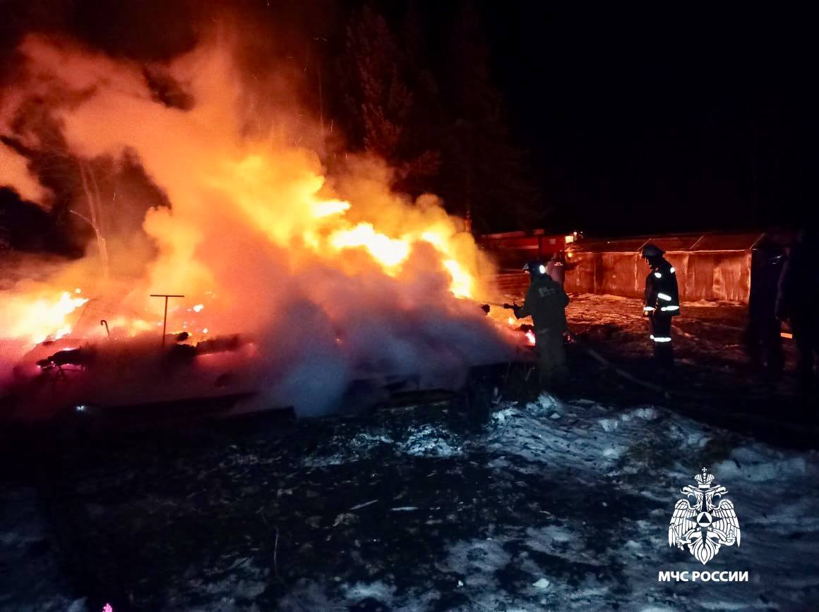 В Тверской области полночи тушили пожар в жилом доме