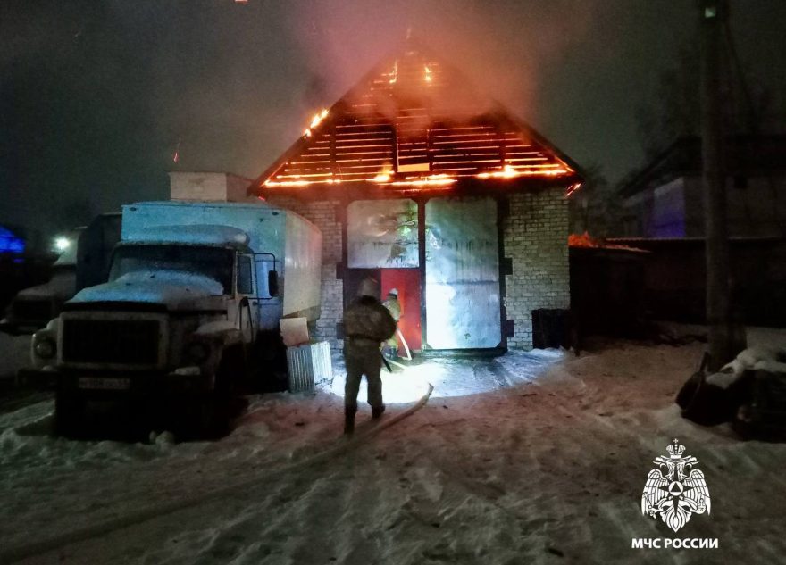 В Тверской области сгорели машина и гараж на хлебокомбинате В Тверской области сгорели машина и гараж на хлебокомбинате
