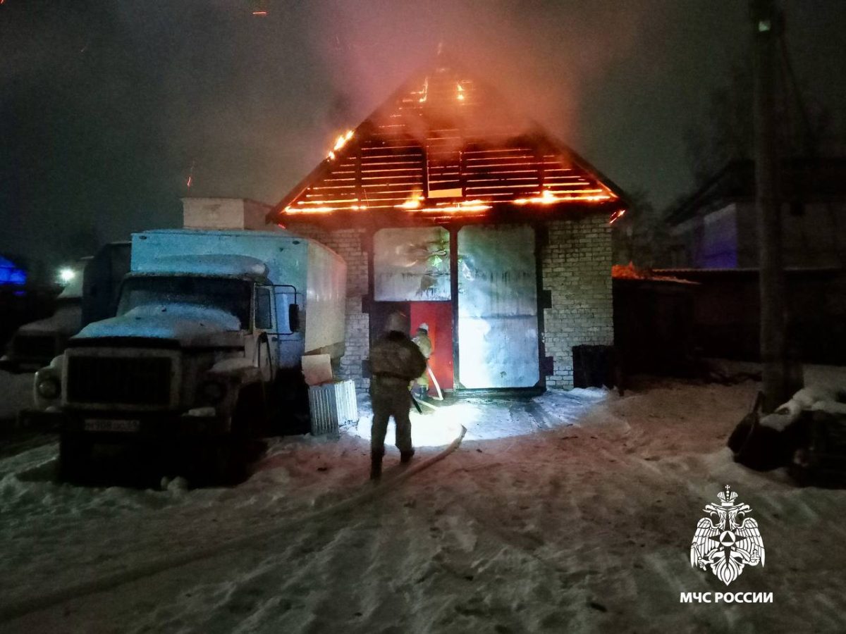 В Тверской области сгорели машина и гараж на хлебокомбинате
