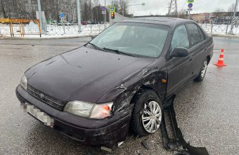 В Твери при столкновении двух иномарок сильно пострадала женщина В Твери при столкновении двух иномарок сильно пострадала женщина