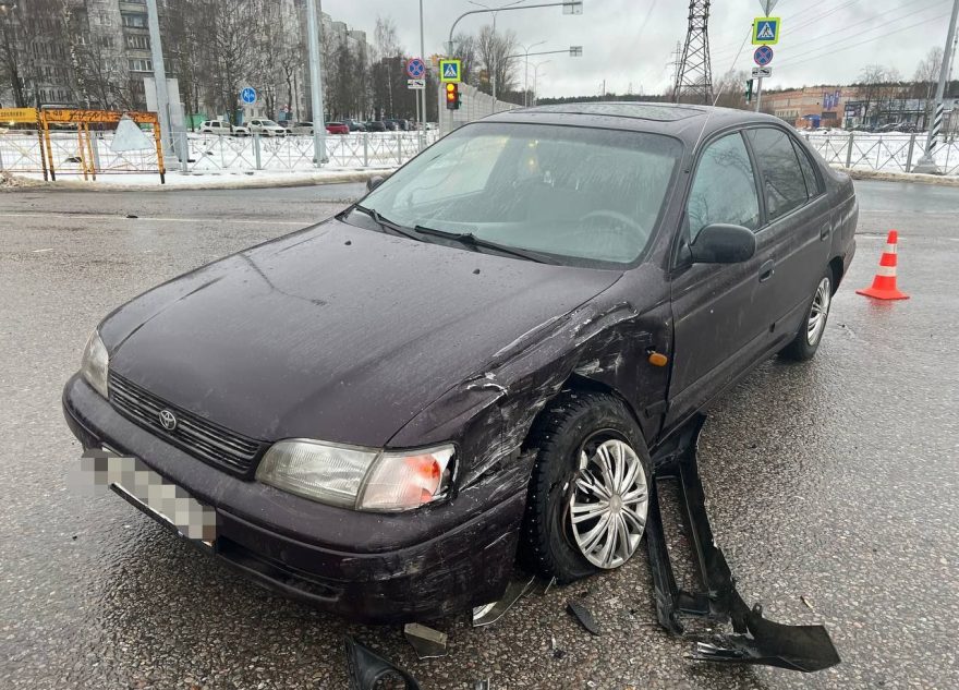 В Твери при столкновении двух иномарок сильно пострадала женщина