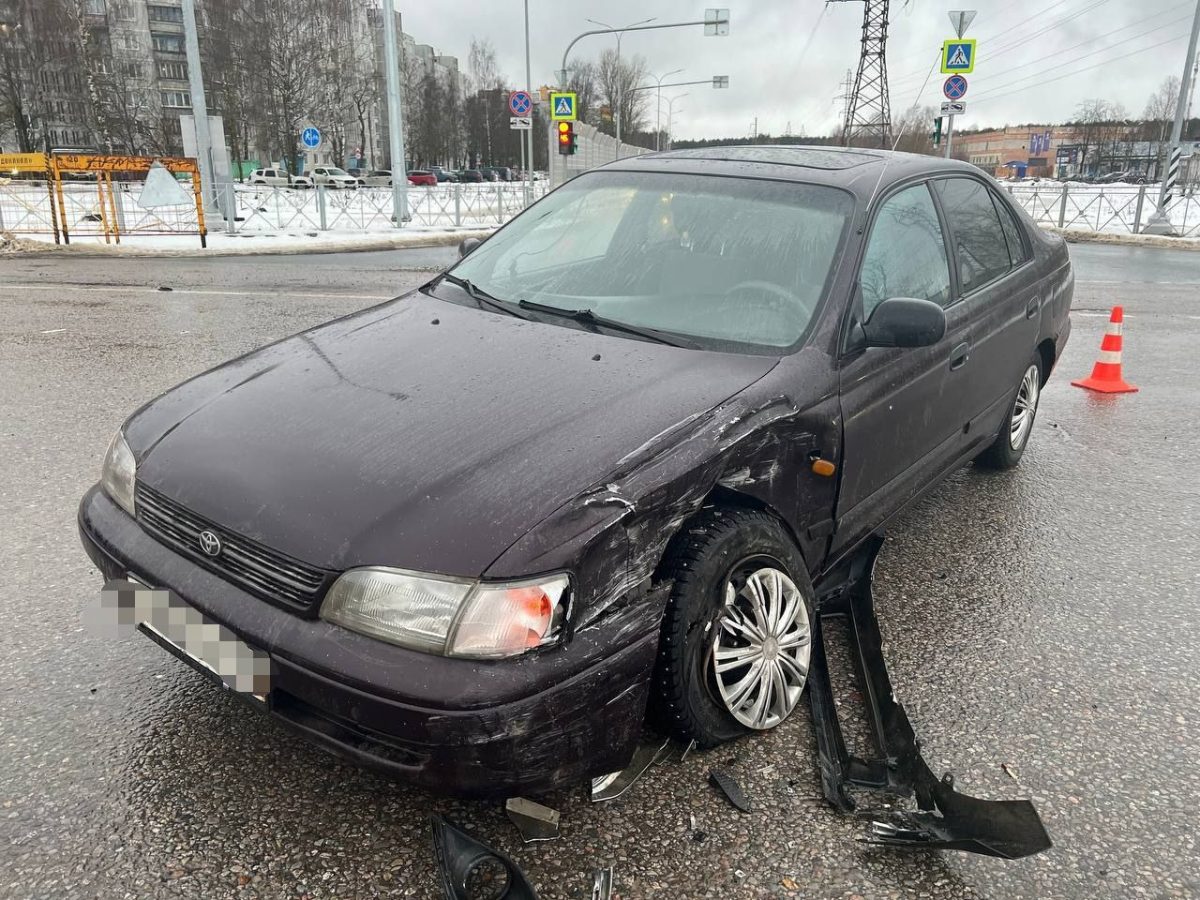 В Твери при столкновении двух иномарок сильно пострадала женщина В Твери при столкновении двух иномарок сильно пострадала женщина