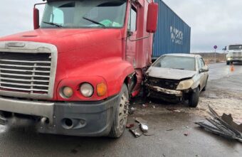 Пожилого водителя доставили в больницу после столкновения легковушки и большегруза в Тверской области Пожилого водителя доставили в больницу после столкновения легковушки и большегруза в Тверской области