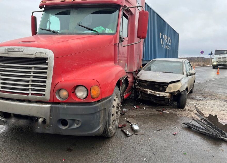 Пожилого водителя доставили в больницу после столкновения легковушки и большегруза в Тверской области