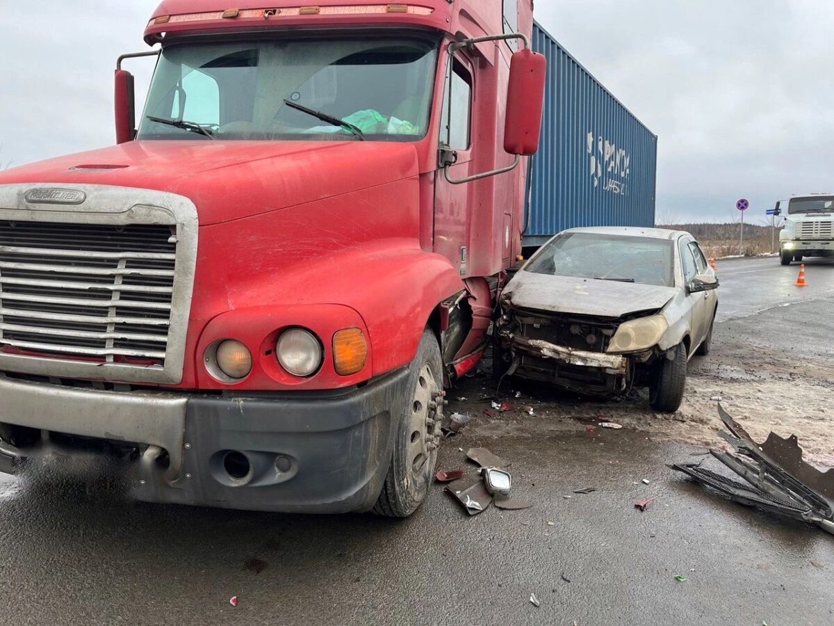 Пожилого водителя доставили в больницу после столкновения легковушки и большегруза в Тверской области