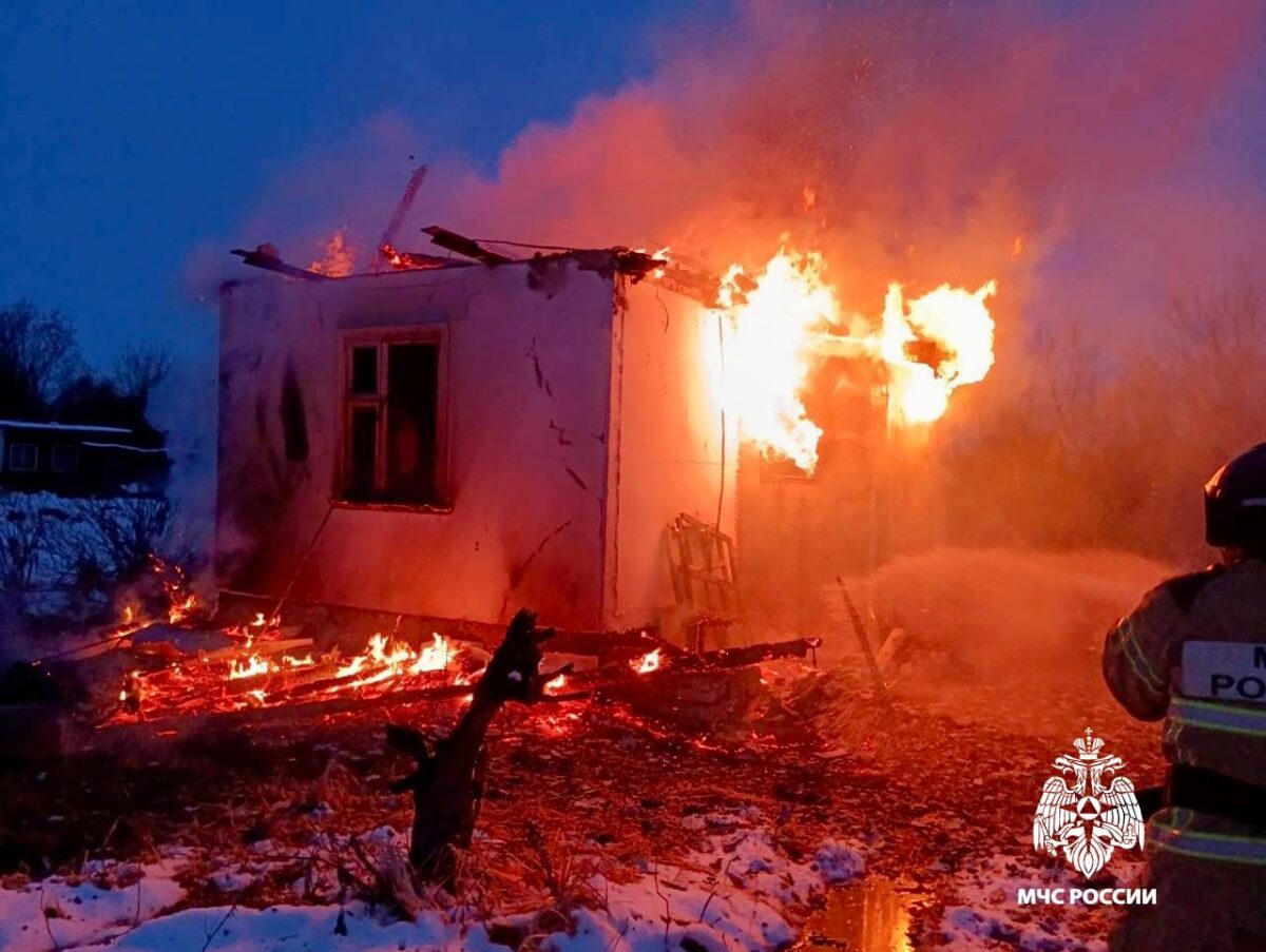 В Тверской области полностью сгорел дачный дом