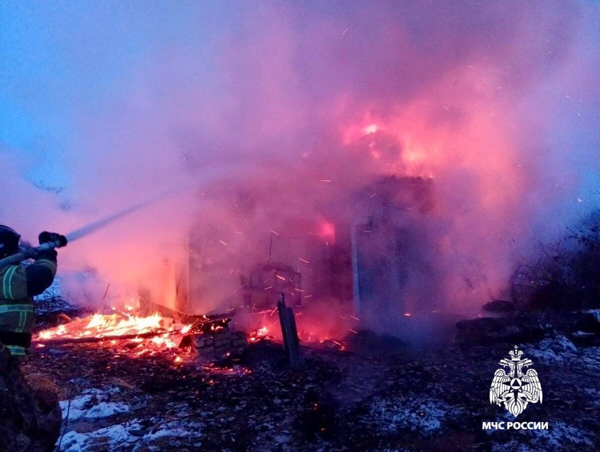 В Тверской области полностью сгорел дачный дом