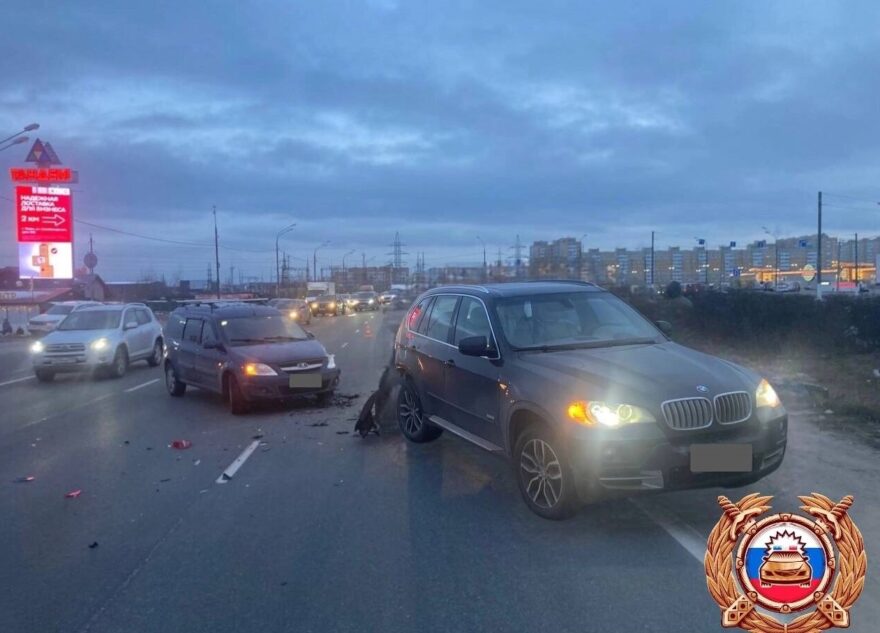 Largus "догнал" BMW в Твери, есть пострадавший