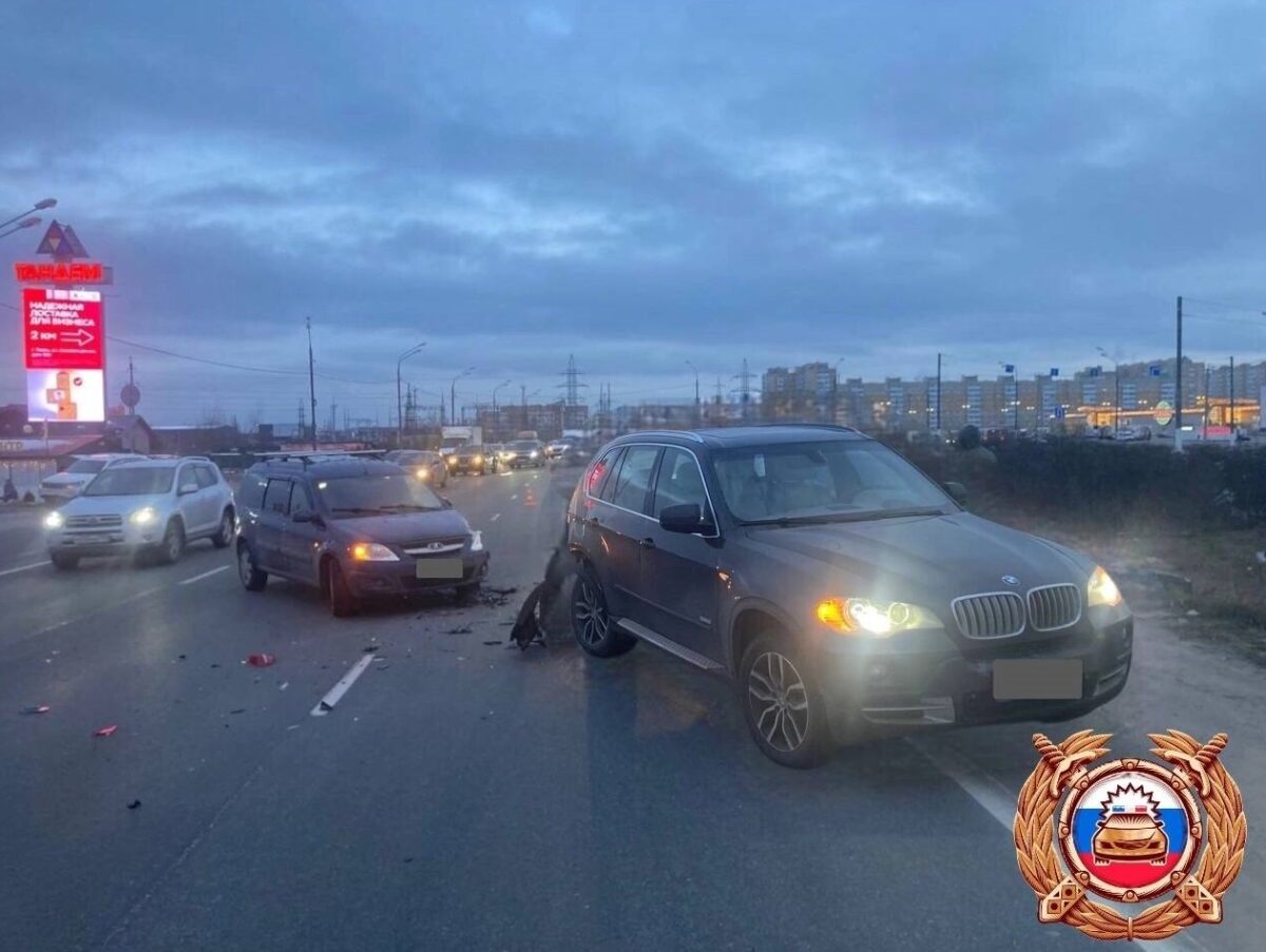 Largus "догнал" BMW в Твери, есть пострадавший