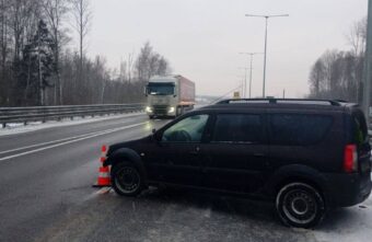 На трассе в Тверской области легковушка влетела в ограждение На трассе в Тверской области легковушка влетела в ограждение