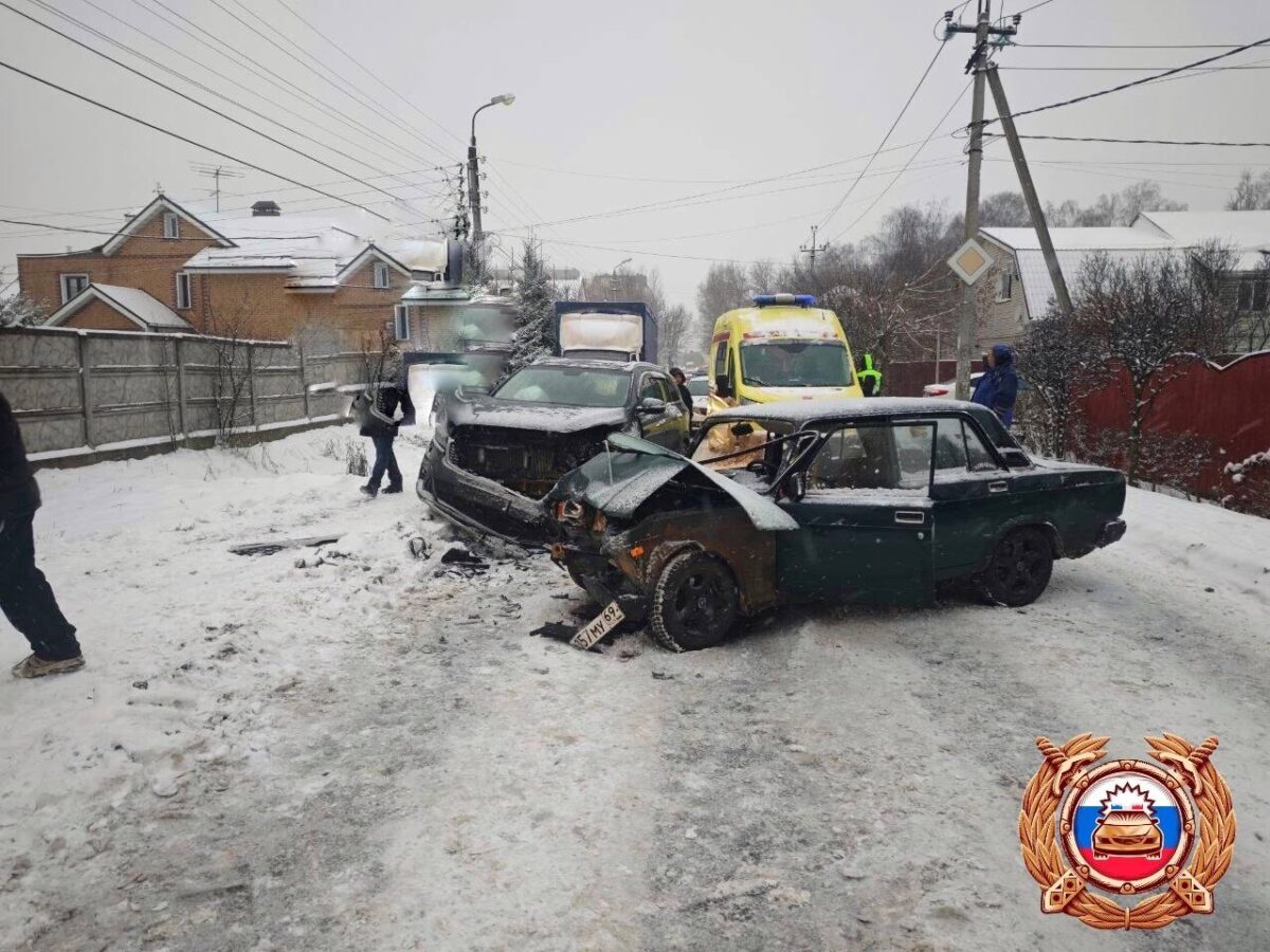 В Твери "Ваз" протаранил "Киа", есть пострадавший В Твери "Ваз" протаранил "Киа", есть пострадавший