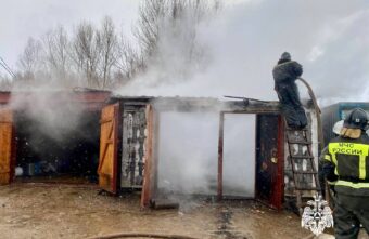 Из-за короткого замыкания сгорели гаражи в Тверской области