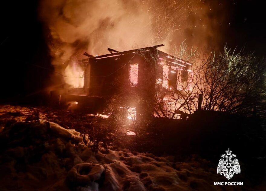 Огонь уничтожил дом в деревне в Тверской области