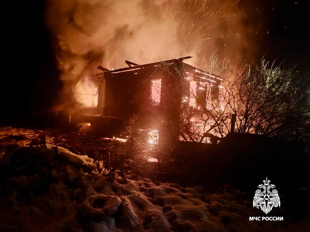 Огонь уничтожил дом в деревне в Тверской области