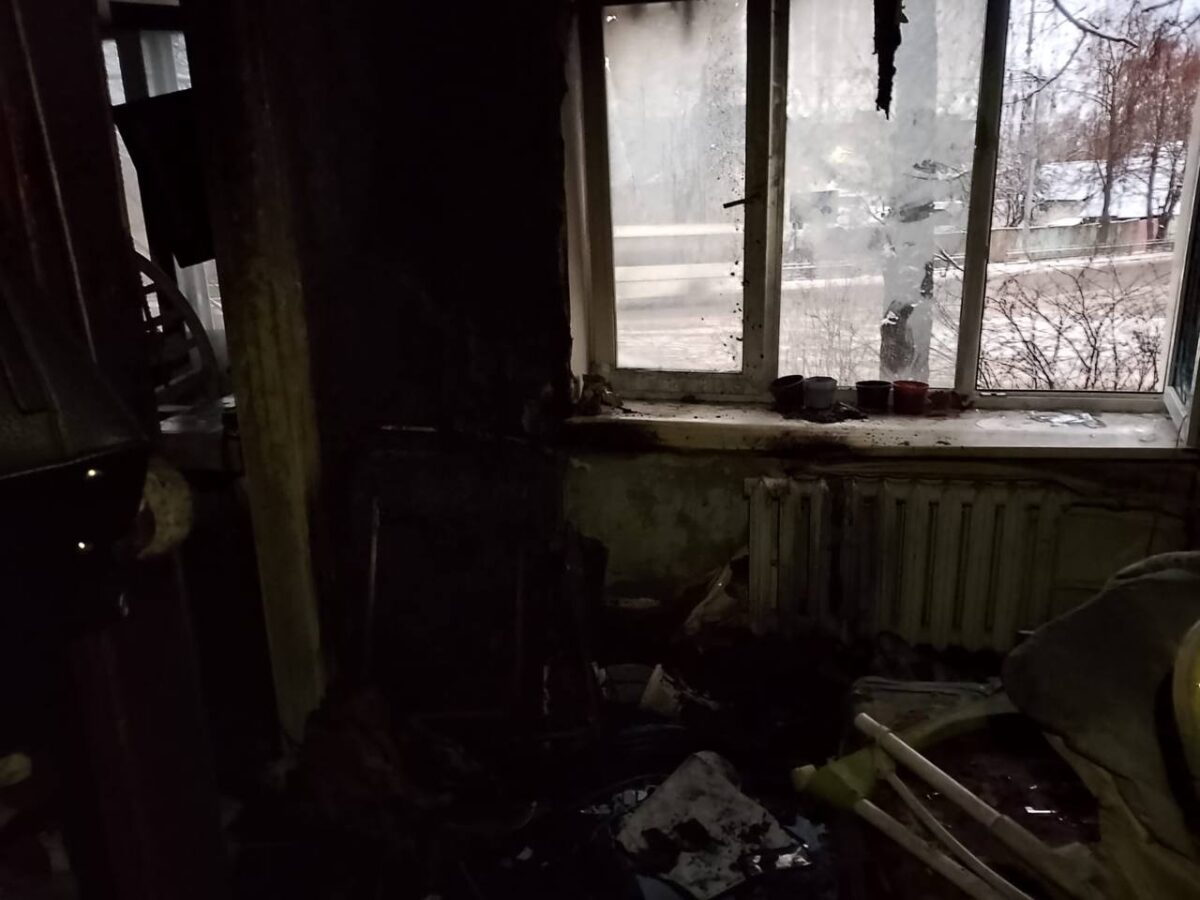 Трёх человек спасли из горящей квартиры в Тверской области