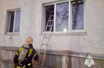 Трёх человек спасли из горящей квартиры в Тверской области Трёх человек спасли из горящей квартиры в Тверской области