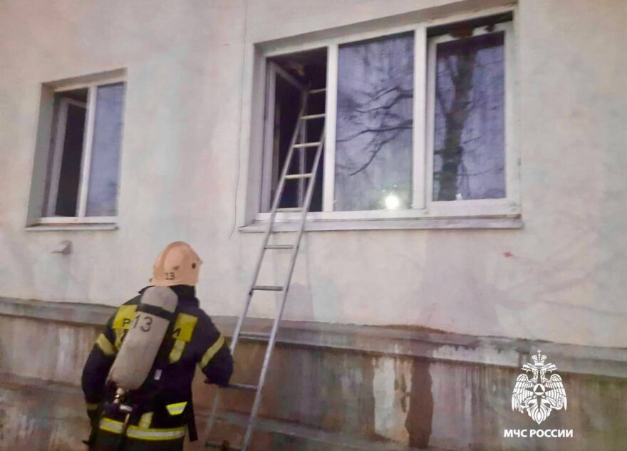 Трёх человек спасли из горящей квартиры в Тверской области Трёх человек спасли из горящей квартиры в Тверской области