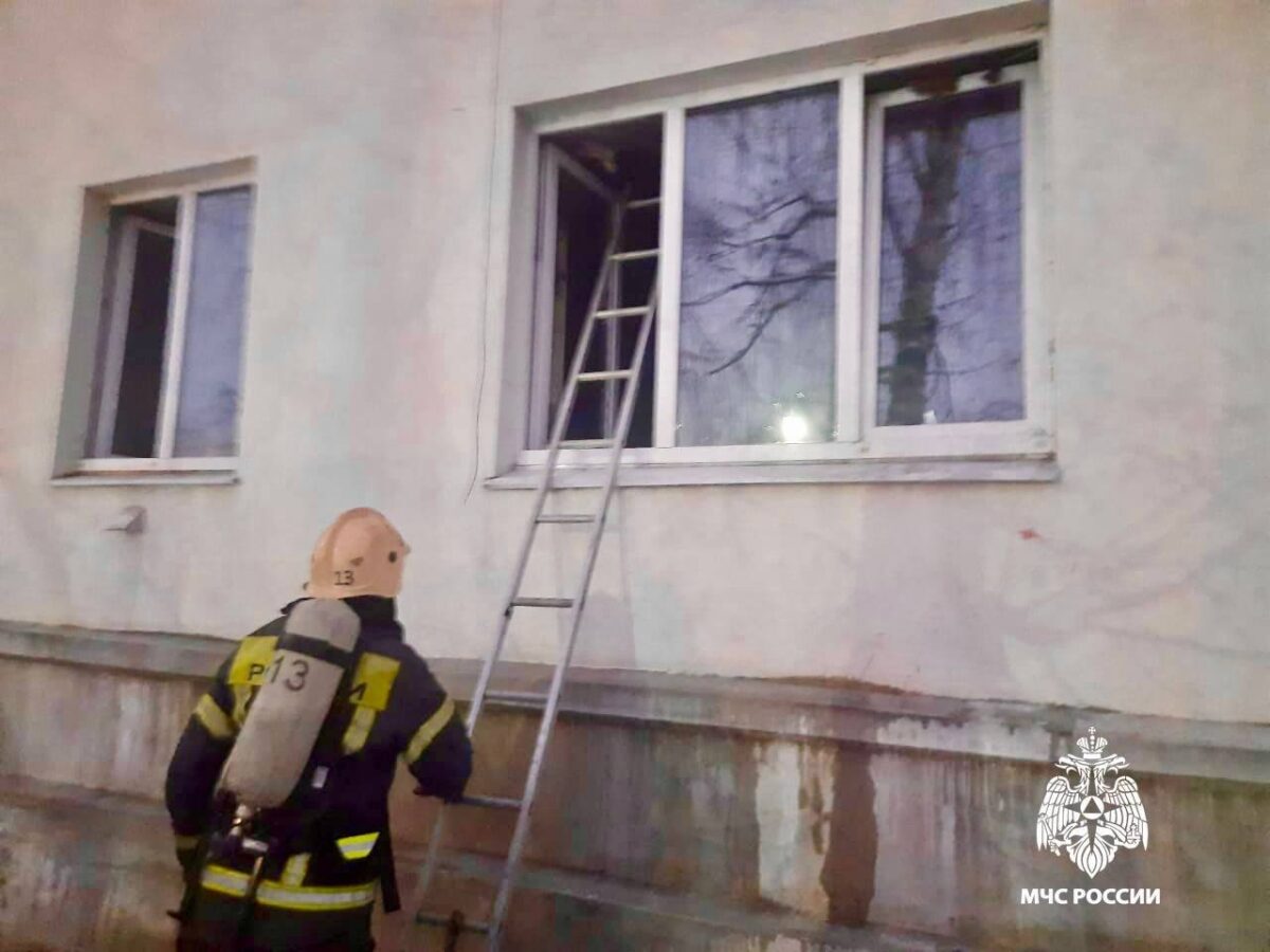 Трёх человек спасли из горящей квартиры в Тверской области