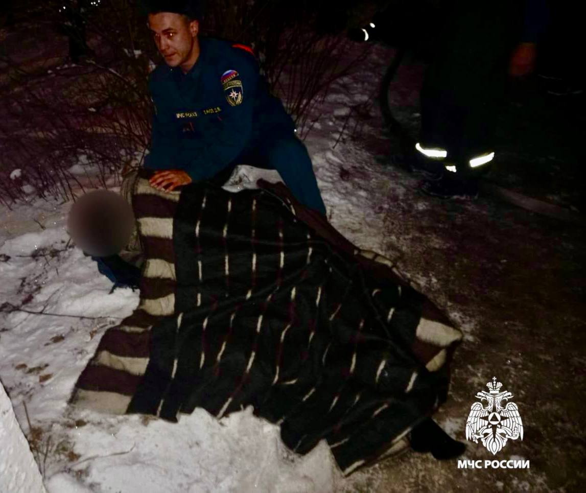 Трёх человек спасли из горящей квартиры в Тверской области