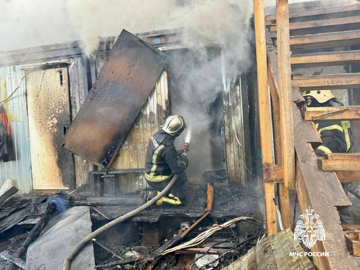Днем в Тверской области вспыхнули бытовки