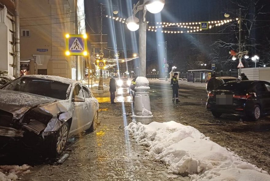 Мужчину доставили в больницу после столкновения двух иномарок в центре Твери
