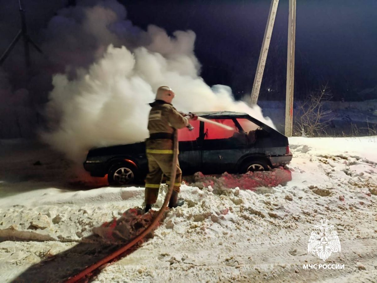Вечером в Тверской области загорелся ВАЗ Вечером в Тверской области загорелся ВАЗ