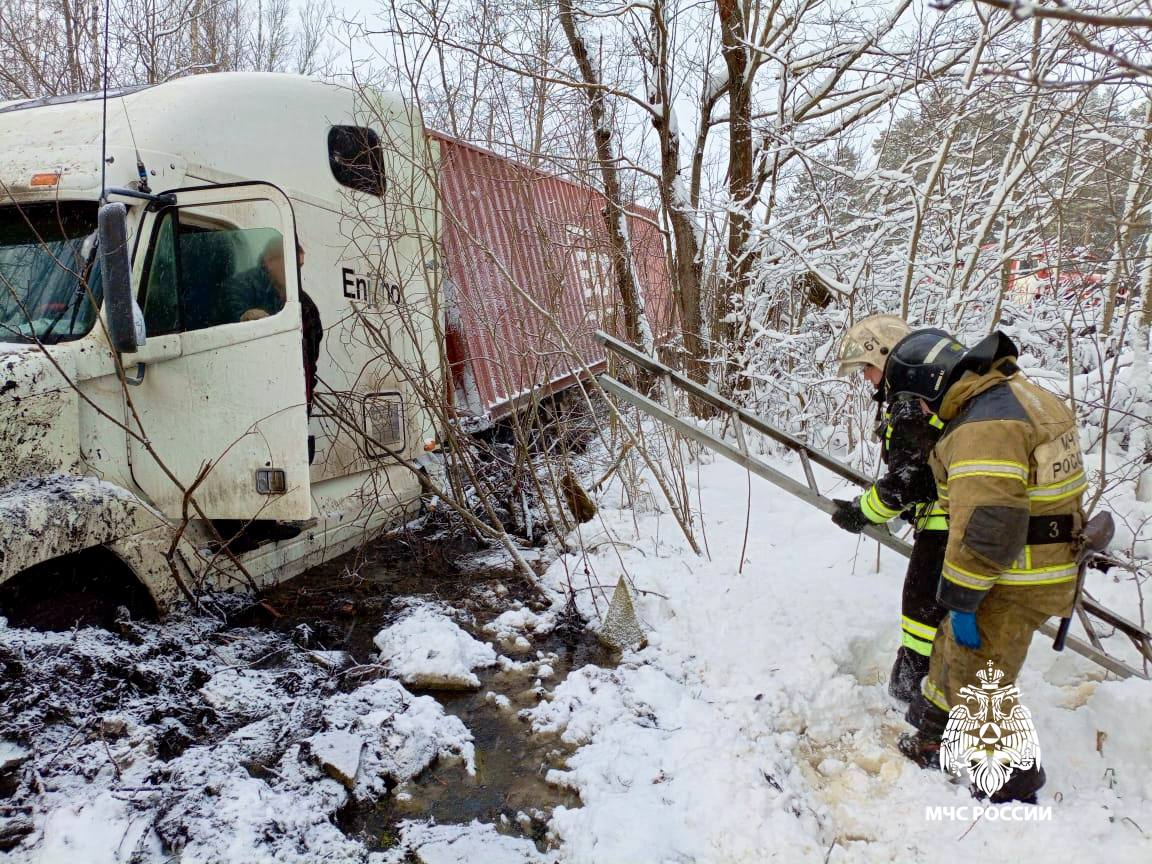 В Тверской области спасатели помогли водителю большегруза, который оказался в кювете