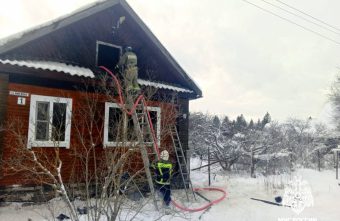 Из-за неосторожного курения в Тверской области загорелся жилой дом Из-за неосторожного курения в Тверской области загорелся жилой дом