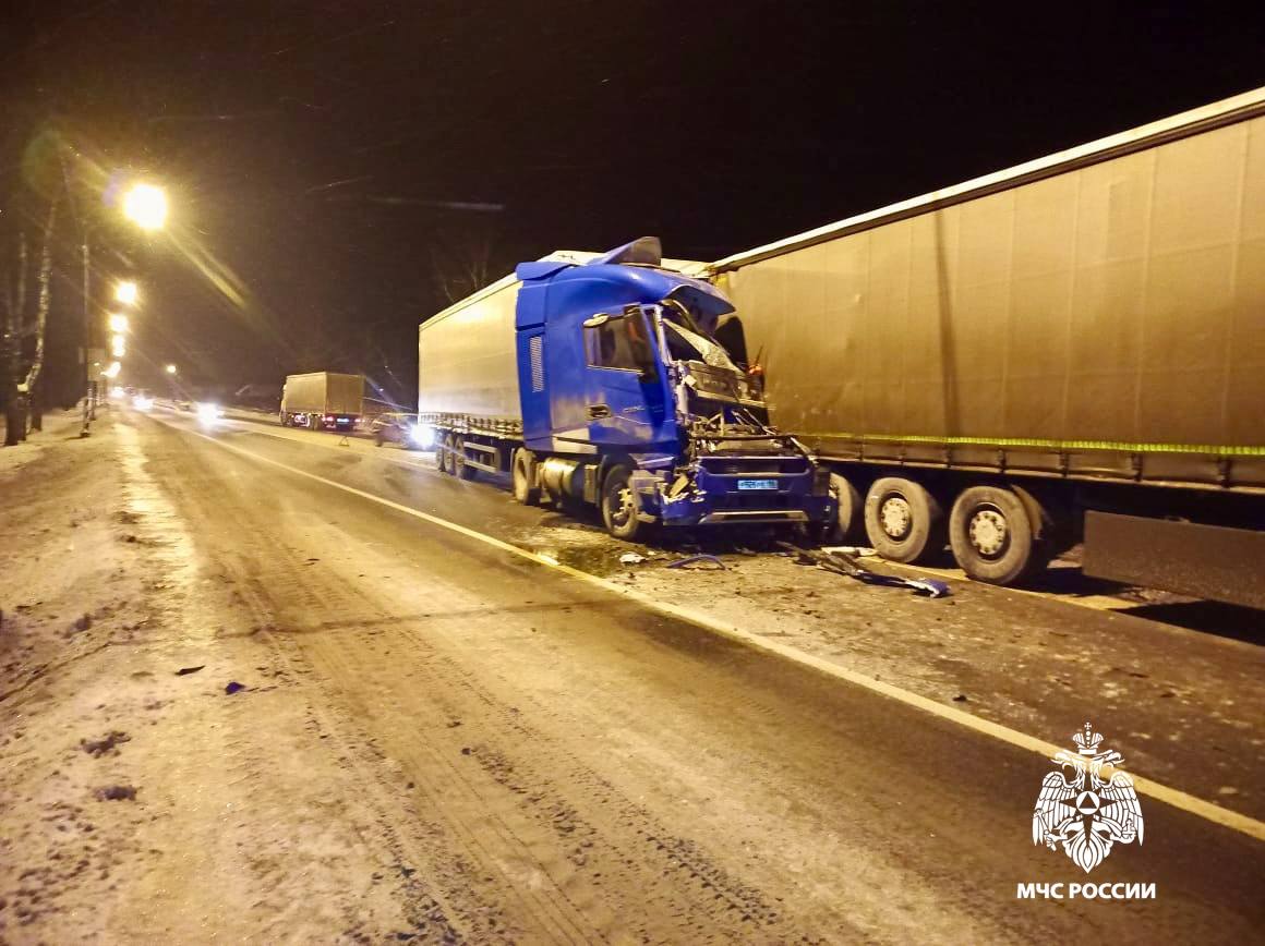 В Тверской области спасатели ликвидировали последствия столкновения двух грузовиков
