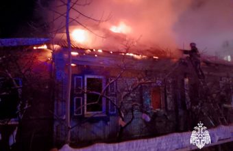 В Твери пожарные пытаются потушить вспыхнувший дом В Твери пожарные пытаются потушить вспыхнувший дом