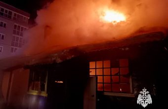 В Твери пожарные пытаются потушить вспыхнувший дом В Твери пожарные пытаются потушить вспыхнувший дом