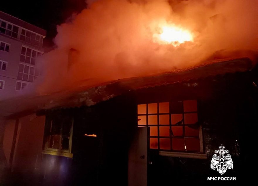 В Твери пожарные пытаются потушить вспыхнувший дом